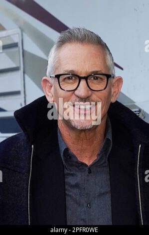 Gary Lineker kommt im Etihad-Stadion in Manchester an, um live über das FA-Cup-Viertelfinale zwischen Manchester City und Burnley auf der BBC zu berichten. Nach einem Streit, der ausgelöst wurde, nachdem er für einen Tweet aus der Sendung genommen wurde, in dem die Sprache, die für die Einführung einer neuen staatlichen Asylbewerberpolitik verwendet wurde, mit der von 1930er Deutschland verglichen wurde. Foto: Samstag, 18. März 2023. Stockfoto