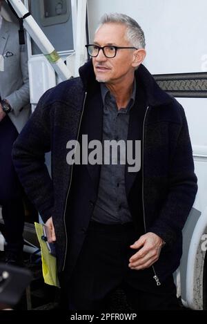 Gary Lineker kommt im Etihad-Stadion in Manchester an, um live über das FA-Cup-Viertelfinale zwischen Manchester City und Burnley auf der BBC zu berichten. Nach einem Streit, der ausgelöst wurde, nachdem er für einen Tweet aus der Sendung genommen wurde, in dem die Sprache, die für die Einführung einer neuen staatlichen Asylbewerberpolitik verwendet wurde, mit der von 1930er Deutschland verglichen wurde. Foto: Samstag, 18. März 2023. Stockfoto