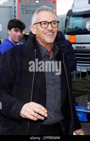 Gary Lineker kommt im Etihad-Stadion in Manchester an, um live über das FA-Cup-Viertelfinale zwischen Manchester City und Burnley auf der BBC zu berichten. Nach einem Streit, der ausgelöst wurde, nachdem er für einen Tweet aus der Sendung genommen wurde, in dem die Sprache, die für die Einführung einer neuen staatlichen Asylbewerberpolitik verwendet wurde, mit der von 1930er Deutschland verglichen wurde. Foto: Samstag, 18. März 2023. Stockfoto