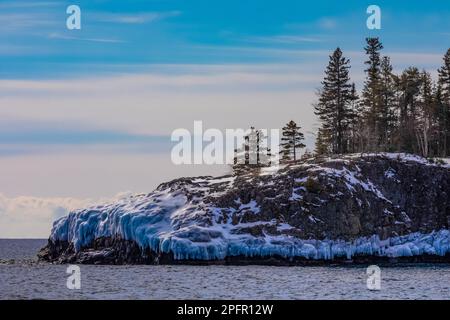 Felsenküste mit Eis aus den letzten Wellen, Split Rock Lighthouse State Park am Lake Superior, Minnesota, USA Stockfoto