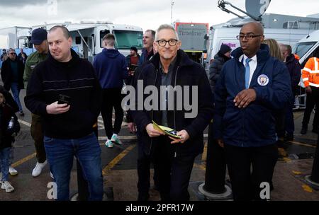 Gary Lineker (Zentrum) kommt im Etihad Stadion in Manchester an, um live über das FA-Cup-Viertelfinale zwischen Manchester City und Burnley auf der BBC zu berichten. Nach einem Streit, der ausgelöst wurde, nachdem er für einen Tweet aus der Sendung genommen wurde, in dem die Sprache, die für die Einführung einer neuen staatlichen Asylbewerberpolitik verwendet wurde, mit der von 1930er Deutschland verglichen wurde. Foto: Samstag, 18. März 2023. Stockfoto