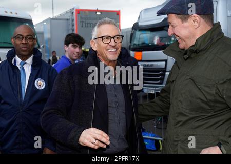 Gary Lineker (Zentrum) spricht mit Alastair Campbell, wenn er im Etihad Stadium in Manchester ankommt, um live über das FA-Cup-Viertelfinale zwischen Manchester City und Burnley auf der BBC zu berichten. Nach einem Streit, der ausgelöst wurde, nachdem Lineker für einen Tweet aus der Sendung genommen wurde, in dem die Sprache, die für die Einführung einer neuen staatlichen Asylbewerberpolitik verwendet wurde, mit der von 1930er Deutschland verglichen wurde. Foto: Samstag, 18. März 2023. Stockfoto