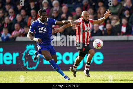 Brentford's Bryan Mbeumo (rechts) und Leicester City's Daniel Amartey kämpfen um den Ball während des Premier League-Spiels im GTECH Community Stadium, London. Foto: Samstag, 18. März 2023. Stockfoto