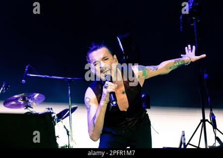 Turin, Italien. 9 Dicembre 2017. Il gruppo Rock Depeche Mode ha suonato dal vivo sul palco dello stadio Pala Alpitour di Torino. Kredit: Andrea Pinna Stockfoto