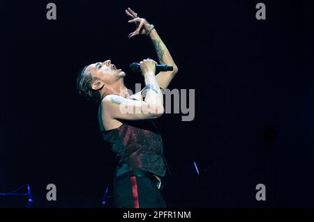 Turin, Italien. 9 Dicembre 2017. Il gruppo Rock Depeche Mode ha suonato dal vivo sul palco dello stadio Pala Alpitour di Torino. Kredit: Andrea Pinna Stockfoto