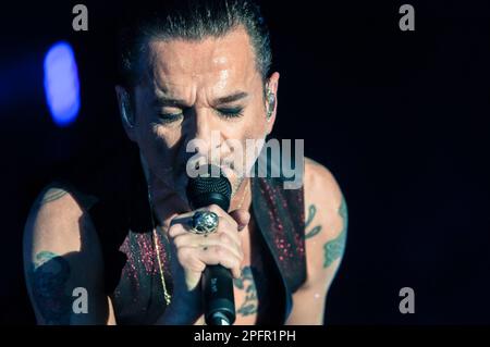 Turin, Italien. 9 Dicembre 2017. Il gruppo Rock Depeche Mode ha suonato dal vivo sul palco dello stadio Pala Alpitour di Torino. Kredit: Andrea Pinna Stockfoto