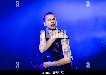 Turin, Italien. 9 Dicembre 2017. Il gruppo Rock Depeche Mode ha suonato dal vivo sul palco dello stadio Pala Alpitour di Torino. Kredit: Andrea Pinna Stockfoto