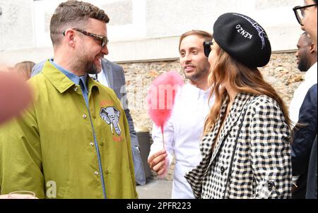 JUSTIN TIMBERLAKE, JESSICA BIEL, EVA QUEEN FÜR DIE KENZO-SHOW IN PARIS Stockfoto