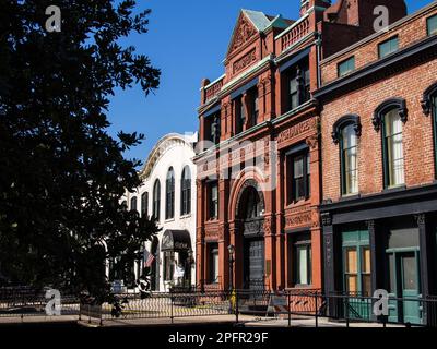 Savannah, eine Küstenstadt von Georgia, ist von South Carolina durch den Savannah River getrennt. Es ist bekannt für gepflegte Parks, Pferdekutschen und an Stockfoto