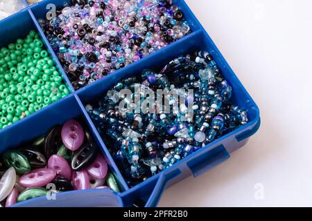 Bunte Perlen in Behältern, Nahaufnahme, Kunsthandwerk, Makrofoto Stockfoto