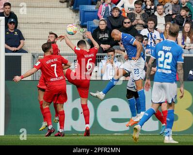 18. März 2023, PreZero-Arena, Sinsheim, GER, 1.FBL, TSG 1899 Hoffenheim vs. Hertha BSC, DFL-Vorschriften verbieten die Verwendung von Fotos als Bildsequenzen und/oder quasi-Video. Handball von Tolga Cigerci (Berlin) im Strafbereich, Strafstoß für Hoffenheim. John Anthony Brooks (Hoffenheim) Stockfoto