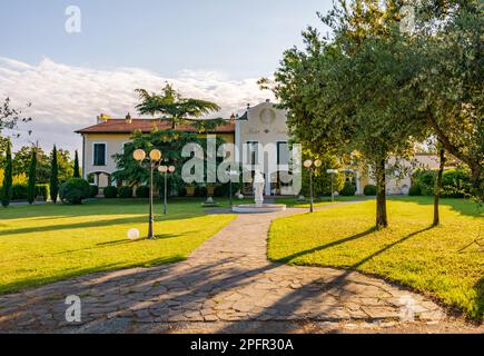 Das Hotel Vedute liegt in einem historischen Viertel von Fucecchio und bietet Zugang zu den berühmten Cerbaie - Fucecchio, der Provinz Firenze, der Region Toskana, Italien - Stockfoto