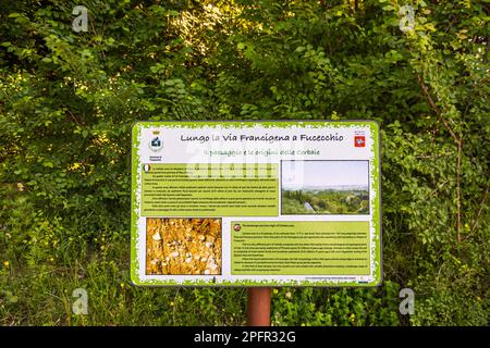 Dorf Fucecchio Toskana, Italien - Informationen auf Plakatwänden über den Ursprung der Cerbaie entlang der Via Francigena nach Lucca von Siena - Italien Stockfoto