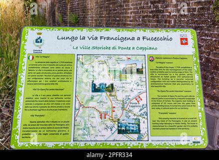 Dorf Fucecchio Toskana, Italien - Informationen auf Plakatwänden über den Ursprung der Cerbaie entlang der Via Francigena nach Lucca von Siena - Italien Stockfoto