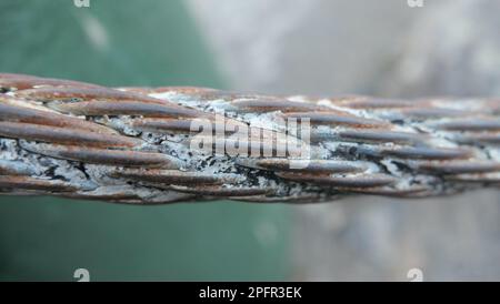 Nahaufnahme von rostendem gedrehtem Metall vor weichem grün verschwommenem Hintergrund Stockfoto