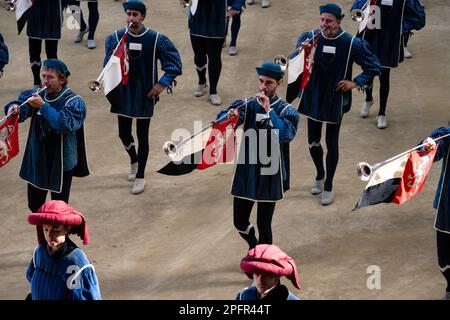 Siena, Italien - August 17 2021: Corteo Storico Historical Parade des Palio di Siena mit kommunalen Trompetern und Mitgliedern der Musici del Palazzo Stockfoto