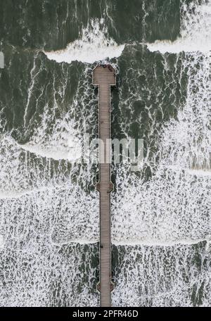 Ein Blick aus der Vogelperspektive auf die viktorianische denkmalgeschützte Struktur von Saltburn am Sea Pier, die in die Nordsee ragt Stockfoto
