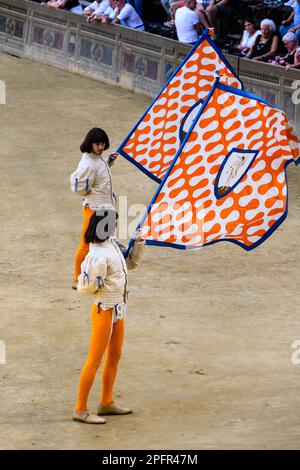 Siena, Italien - August 17 2022: Palio di Siena Corteo Storico Historical Parade mit Fahnenträger-Paar für den Leocorno oder das Einhorn Contrada. Stockfoto