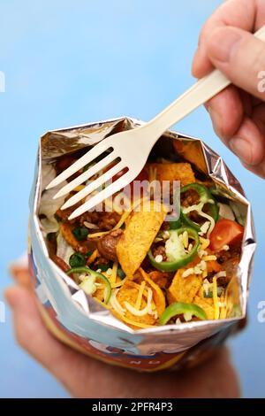 Hausgemachter Frito-Kuchen in einer Tüte, südliches Essen Stockfoto