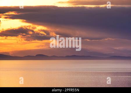 Sonnenuntergang am Point Whitethorn, Washington State, USA – Blick nach Westen zu den San Juan Islands in British Columbia, Kanada Stockfoto