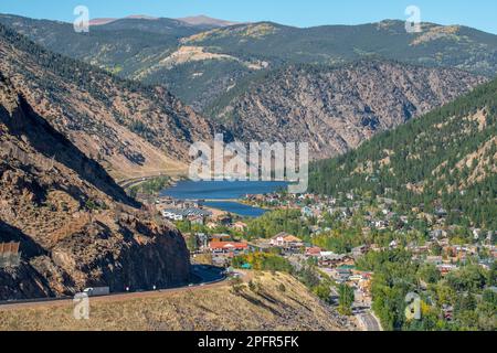 Die kleine, charmante Bergstadt Georgetown, Colorado, ist von einem Aussichtspunkt hoch oben auf den umliegenden Bergen aus zu sehen. Stockfoto