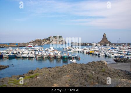 In Aci Trezza, Italien, auf der 08-08-22, der kleine Hafen und die unverwechselbare Lavendelfelsformation genannt Inseln der Zyklop Stockfoto