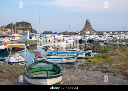 In Aci Trezza, Italien, auf der 08-08-22, der kleine Hafen und die unverwechselbare Lavendelfelsformation genannt Inseln der Zyklop Stockfoto