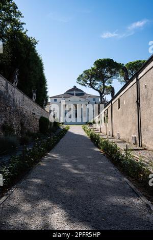 Vicenza, Italien - August 13 2022: Villa La Rotonda oder Villa Almerico Capra Valmarana Einfahrt von Renaissance-Architektin Andrea Palladio. Stockfoto