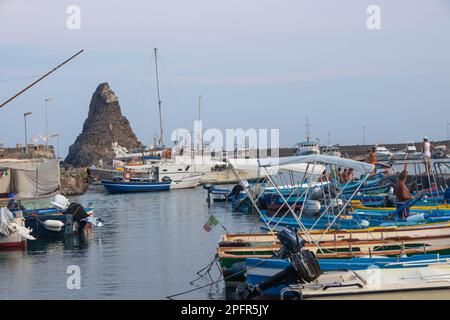 In Aci Trezza, Italien, auf der 08-08-22, der kleine Hafen und die unverwechselbare Lavendelfelsformation genannt Inseln der Zyklop Stockfoto