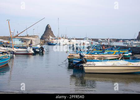 In Aci Trezza, Italien, auf der 08-08-22, der kleine Hafen und die unverwechselbare Lavendelfelsformation genannt Inseln der Zyklop Stockfoto