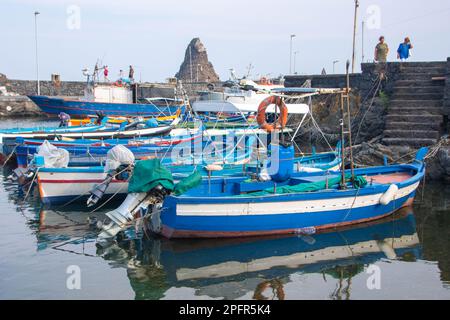 In Aci Trezza, Italien, auf der 08-08-22, der kleine Hafen und die unverwechselbare Lavendelfelsformation genannt Inseln der Zyklop Stockfoto