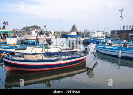In Aci Trezza, Italien, auf der 08-08-22, der kleine Hafen und die unverwechselbare Lavendelfelsformation genannt Inseln der Zyklop Stockfoto