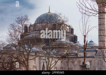 Blick auf die Beyazit-Moschee in Istanbul. Es ist ein Gebäude aus den frühen Werken der osmanischen klassischen Architektur aus dem 16. Jahrhundert. Stockfoto