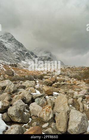 Rocky Mountain Boulder ist vor neblig bewölktem Berghintergrund. Lachung Sikkim Westbengalen Indien Südasiatisch-Pazifischer Raum Stockfoto