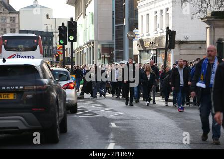 18. März 2023; Stamford Bridge, Chelsea, London, England: Premier League Football, Chelsea gegen Everton; Fans kommen vor dem Spiel ins Stadion. Stockfoto