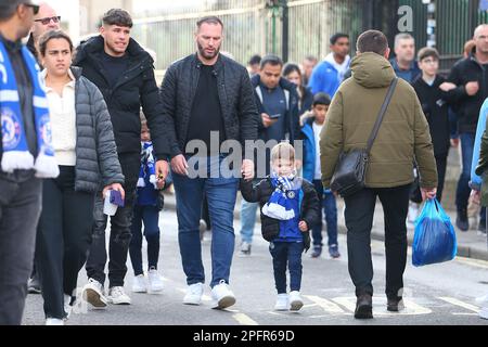 18. März 2023; Stamford Bridge, Chelsea, London, England: Premier League Football, Chelsea gegen Everton; Fans kommen vor dem Spiel ins Stadion. Stockfoto