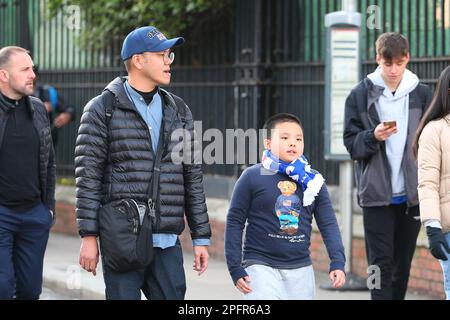 18. März 2023; Stamford Bridge, Chelsea, London, England: Premier League Football, Chelsea gegen Everton; Fans kommen vor dem Spiel ins Stadion. Stockfoto