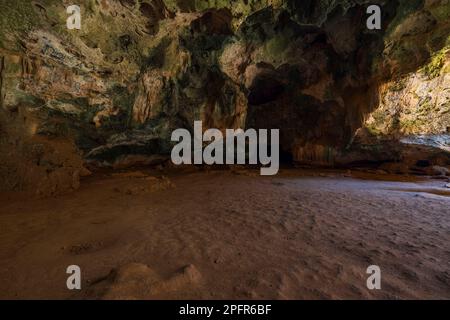 Wunderschöne Aussicht auf die Quadirikiri Höhle, Arikok Nationalpark. Aruba. Stockfoto