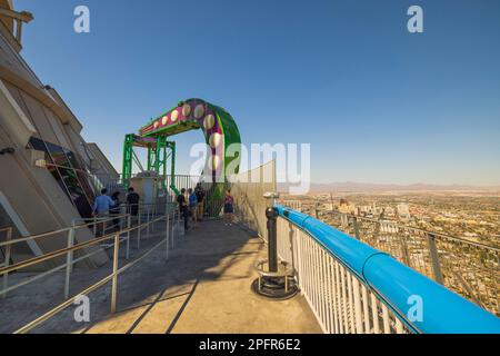 Wunderschöne Aussicht auf Touristen von der offenen Hauptbeobachtungsstelle des Hotels Strat in der Innenstadt von Las Vegas. Las Vegas, Nevada, USA. Stockfoto