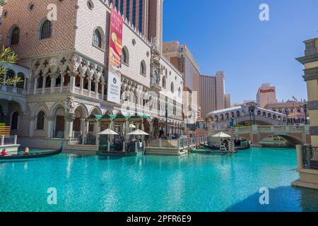 Wunderschöne Aussicht auf das Gebiet des Venetian Hotels in Las Vegas mit Gondeln. Nevada, USA. Stockfoto