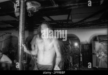 Leadsänger Henry Rollins von der Punk-Band Black Flag bei einem Live-Konzert der Band im Upstate New York Ende Dezember 1984 Stockfoto