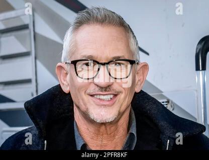 Gary Lineker kommt im Etihad-Stadion in Manchester an, um live über das FA-Cup-Viertelfinale zwischen Manchester City und Burnley auf der BBC zu berichten. Nach einem Streit, der ausgelöst wurde, nachdem er für einen Tweet aus der Sendung genommen wurde, in dem die Sprache, die für die Einführung einer neuen staatlichen Asylbewerberpolitik verwendet wurde, mit der von 1930er Deutschland verglichen wurde. Foto: Samstag, 18. März 2023. Stockfoto