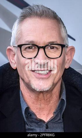 Gary Lineker kommt im Etihad-Stadion in Manchester an, um live über das FA-Cup-Viertelfinale zwischen Manchester City und Burnley auf der BBC zu berichten. Nach einem Streit, der ausgelöst wurde, nachdem er für einen Tweet aus der Sendung genommen wurde, in dem die Sprache, die für die Einführung einer neuen staatlichen Asylbewerberpolitik verwendet wurde, mit der von 1930er Deutschland verglichen wurde. Foto: Samstag, 18. März 2023. Stockfoto