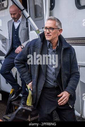 Gary Lineker kommt im Etihad-Stadion in Manchester an, um live über das FA-Cup-Viertelfinale zwischen Manchester City und Burnley auf der BBC zu berichten. Nach einem Streit, der ausgelöst wurde, nachdem er für einen Tweet aus der Sendung genommen wurde, in dem die Sprache, die für die Einführung einer neuen staatlichen Asylbewerberpolitik verwendet wurde, mit der von 1930er Deutschland verglichen wurde. Foto: Samstag, 18. März 2023. Stockfoto