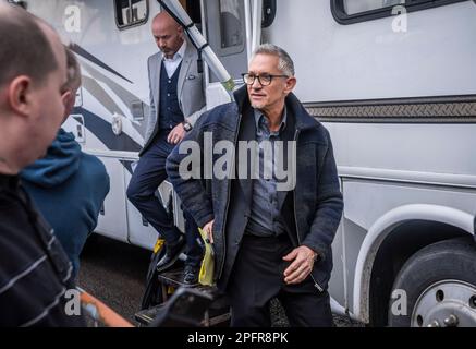 Gary Lineker kommt im Etihad-Stadion in Manchester an, um live über das FA-Cup-Viertelfinale zwischen Manchester City und Burnley auf der BBC zu berichten. Nach einem Streit, der ausgelöst wurde, nachdem er für einen Tweet aus der Sendung genommen wurde, in dem die Sprache, die für die Einführung einer neuen staatlichen Asylbewerberpolitik verwendet wurde, mit der von 1930er Deutschland verglichen wurde. Foto: Samstag, 18. März 2023. Stockfoto