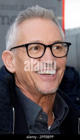 Gary Lineker kommt im Etihad-Stadion in Manchester an, um live über das FA-Cup-Viertelfinale zwischen Manchester City und Burnley auf der BBC zu berichten. Nach einem Streit, der ausgelöst wurde, nachdem er für einen Tweet aus der Sendung genommen wurde, in dem die Sprache, die für die Einführung einer neuen staatlichen Asylbewerberpolitik verwendet wurde, mit der von 1930er Deutschland verglichen wurde. Foto: Samstag, 18. März 2023. Stockfoto
