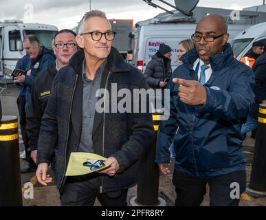 Gary Lineker kommt im Etihad-Stadion in Manchester an, um live über das FA-Cup-Viertelfinale zwischen Manchester City und Burnley auf der BBC zu berichten. Nach einem Streit, der ausgelöst wurde, nachdem er für einen Tweet aus der Sendung genommen wurde, in dem die Sprache, die für die Einführung einer neuen staatlichen Asylbewerberpolitik verwendet wurde, mit der von 1930er Deutschland verglichen wurde. Foto: Samstag, 18. März 2023. Stockfoto