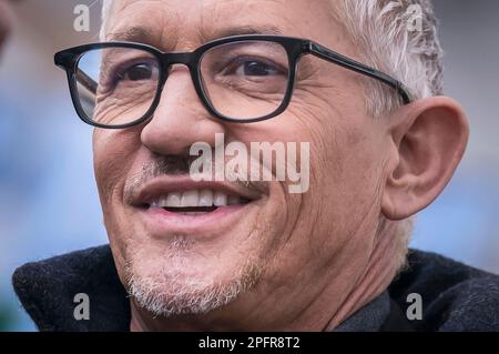Gary Lineker kommt im Etihad-Stadion in Manchester an, um live über das FA-Cup-Viertelfinale zwischen Manchester City und Burnley auf der BBC zu berichten. Nach einem Streit, der ausgelöst wurde, nachdem er für einen Tweet aus der Sendung genommen wurde, in dem die Sprache, die für die Einführung einer neuen staatlichen Asylbewerberpolitik verwendet wurde, mit der von 1930er Deutschland verglichen wurde. Foto: Samstag, 18. März 2023. Stockfoto