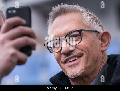 Gary Lineker kommt im Etihad-Stadion in Manchester an, um live über das FA-Cup-Viertelfinale zwischen Manchester City und Burnley auf der BBC zu berichten. Nach einem Streit, der ausgelöst wurde, nachdem er für einen Tweet aus der Sendung genommen wurde, in dem die Sprache, die für die Einführung einer neuen staatlichen Asylbewerberpolitik verwendet wurde, mit der von 1930er Deutschland verglichen wurde. Foto: Samstag, 18. März 2023. Stockfoto