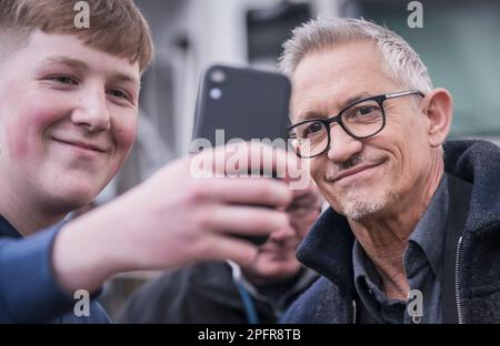 Gary Lineker kommt im Etihad-Stadion in Manchester an, um live über das FA-Cup-Viertelfinale zwischen Manchester City und Burnley auf der BBC zu berichten. Nach einem Streit, der ausgelöst wurde, nachdem er für einen Tweet aus der Sendung genommen wurde, in dem die Sprache, die für die Einführung einer neuen staatlichen Asylbewerberpolitik verwendet wurde, mit der von 1930er Deutschland verglichen wurde. Foto: Samstag, 18. März 2023. Stockfoto